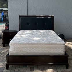 Beautiful Queen size bed and 1 night table. Mattress and boxspring included. I can deliver for an additional cost. It’s made of wood and leather. 