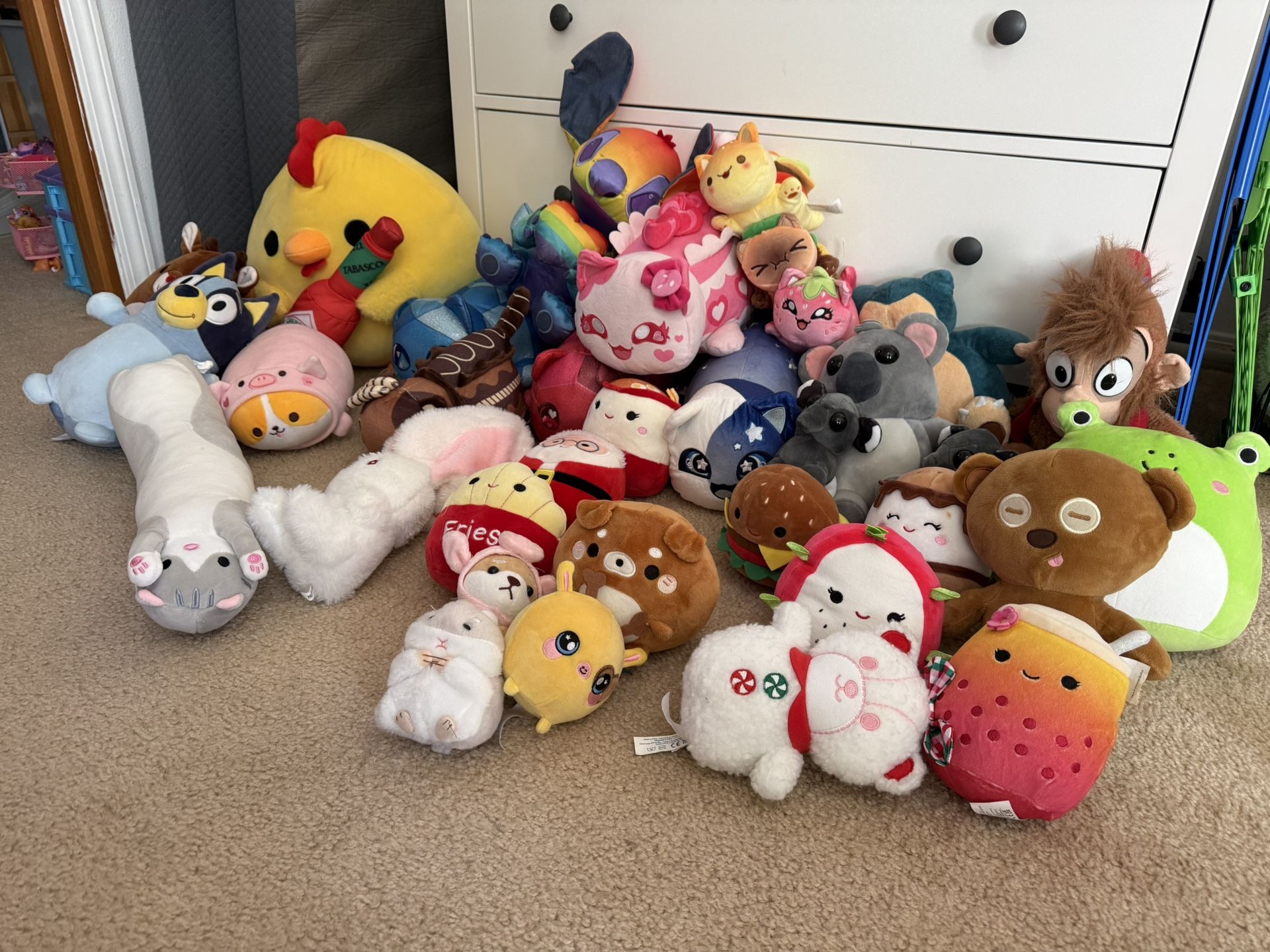 STUFFED ANIMALS LOT