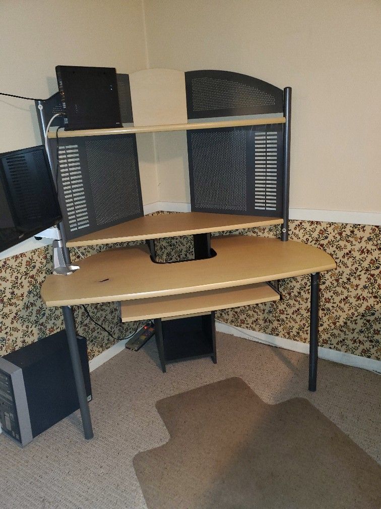Large Corner DESK/ Computer DESK