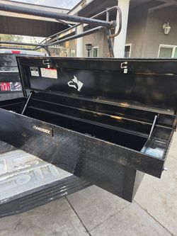 New Husky 72 in. Crossover Truck Tool Box in Aluminum, w/ Standard Profile for Full Size Trucks. Retails $420 with Taxes!! Small dents scratches!!