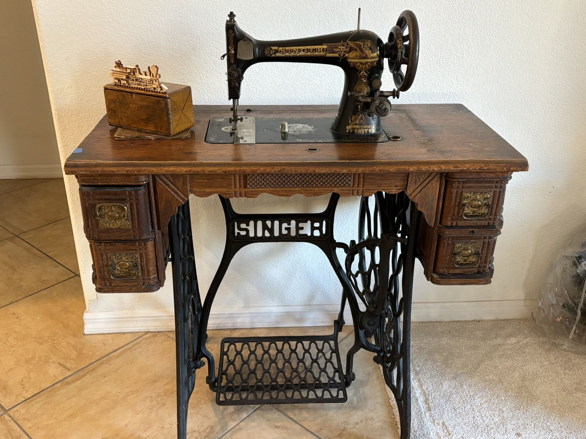 Antique Singer Sewing Machine #27 W Accessories