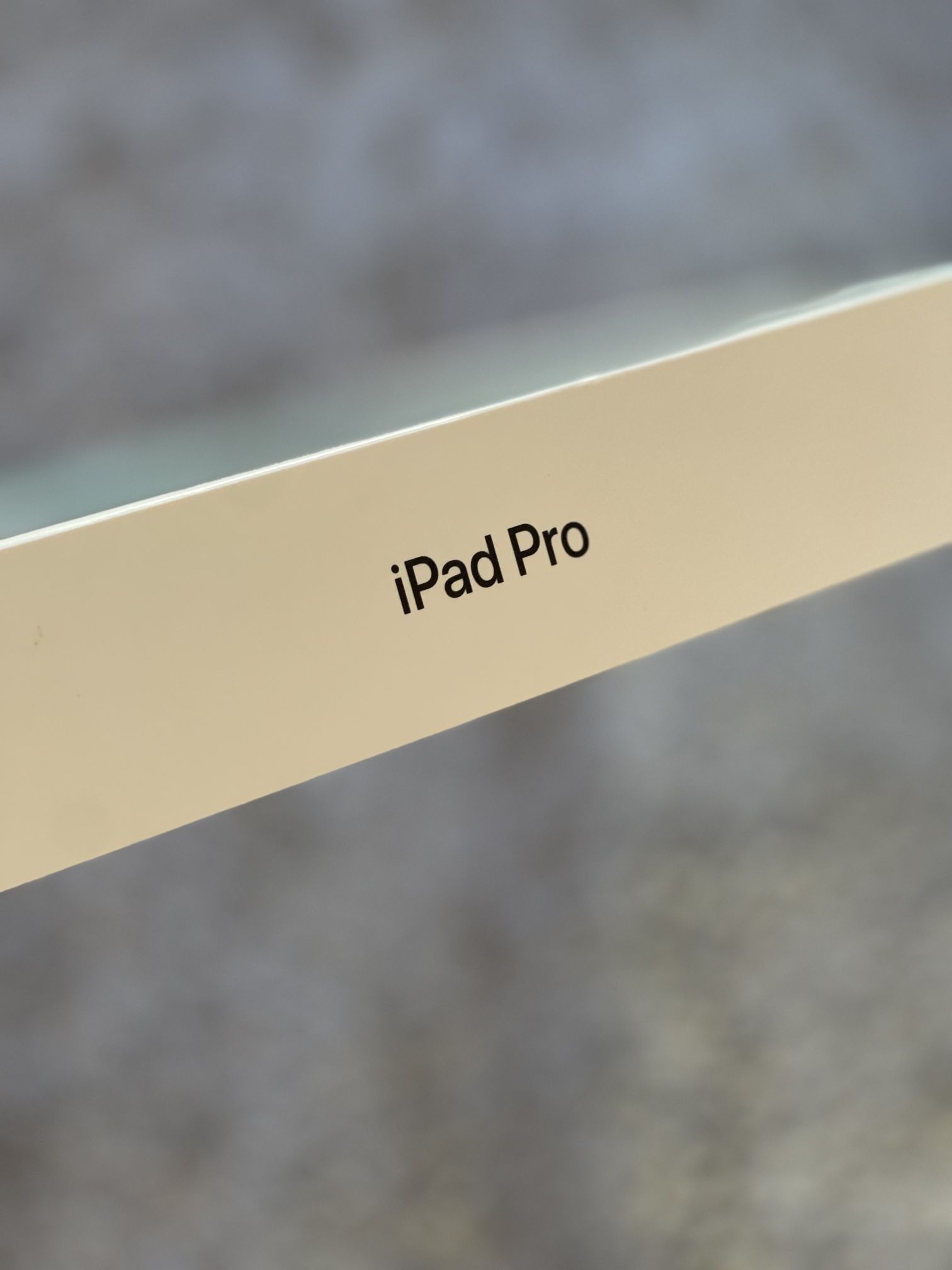 iPad Pro 12.9-inch (256GB, Wi-Fi + Cellular) – Like New – Space Gray