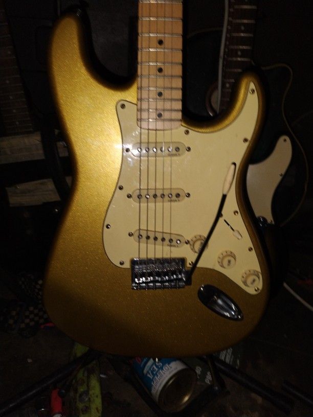 Guitar Fender Strat.  Custom. Pickupz. Alnico 5. New. Setup