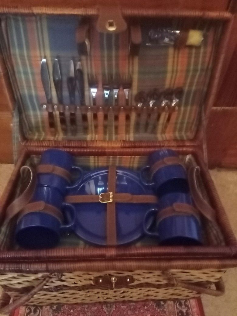 PRICE CUT! NICE PICNIC BASKET FOR 4
