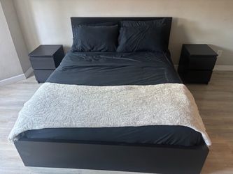 Queen Bed/2x night stands