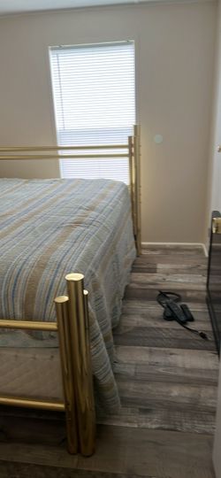 Queeen bed