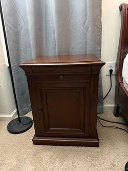 Ethan Allen Queen Size Sleigh Bed with nightstand