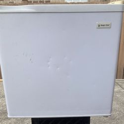 Magic Chef Mini Fridge With Freezer White 