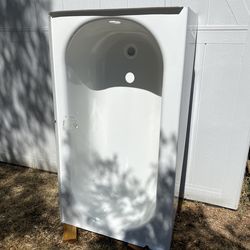 Boots Industries Kona 54” Bathtub. Right drain