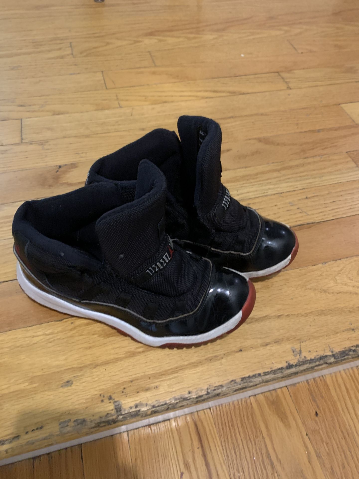 Kids Jordan 11 Size 2.5 For 10$
