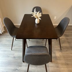 47” Table 4 chairs