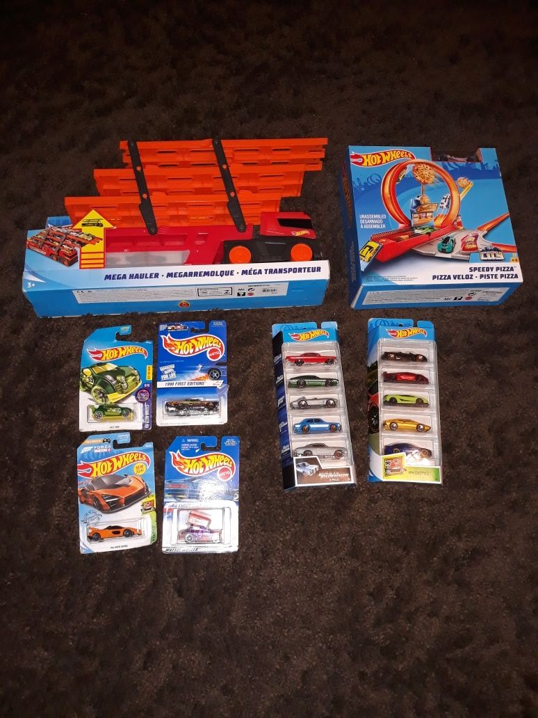 Hot Wheels Cars Mega Hauler And Speedy Pizza Track