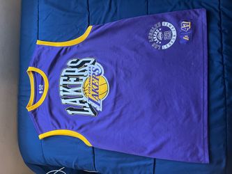 Men’s Large lakers shirt