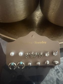 6 Pairs Of Stud Earrings 