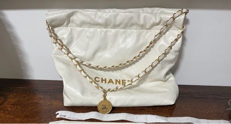 Chanel 22 handbag - Shiny Calfskin & Gold-Tone Metal