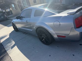 2006 Ford Mustang V6 – Custom Wheels – Clean Title