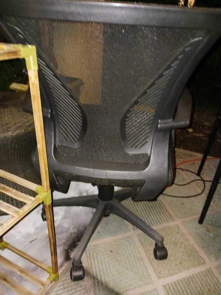 NEED GONE NICE CLEAN DESK CHAIR ADJUST TO SZ 10 TODAY FINAL PRICE