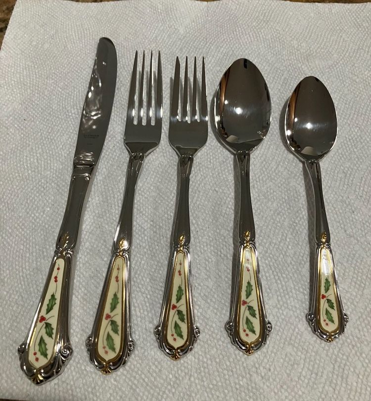 Holiday Thanksgiving Christmas Holly Berry 5 piece Flatware set