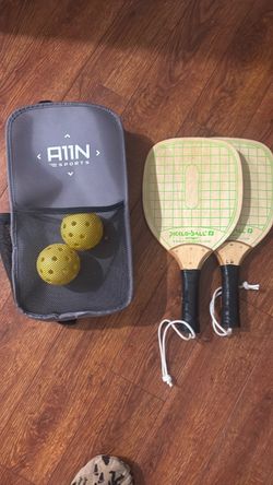 4 pickleball paddles. Case for 2