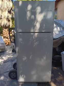 Frigidaire Top-Freezer Refrigerator White