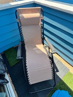 Foldable lounge chair