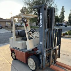 Nissan forklift 4400 lbs capacity three Stages with extension 