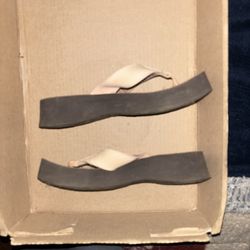 cream and tan flat platform beach sandals women’s size 7 floral pattern