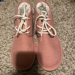 Woman Uggs Size 8