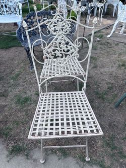 Metal folding chairs / 2 available