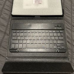 Brand New iPad Case With Bluetooth Keyboard