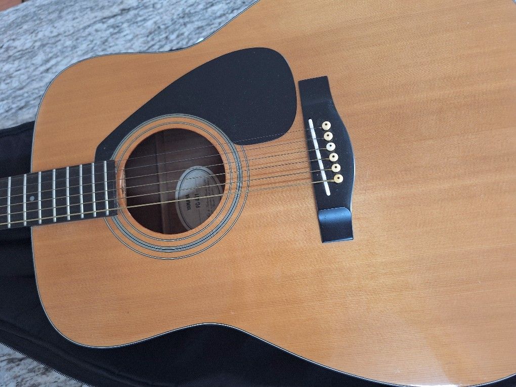 ACOUSTIC GUITAR