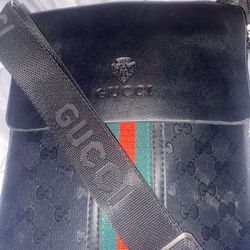 Gucci crossover hand black bag
