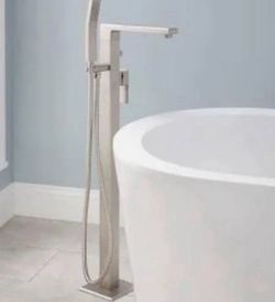 The GROHE Eurocube Single-Handle Freestanding Tub Faucet