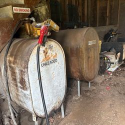 Fuel tanks with pump