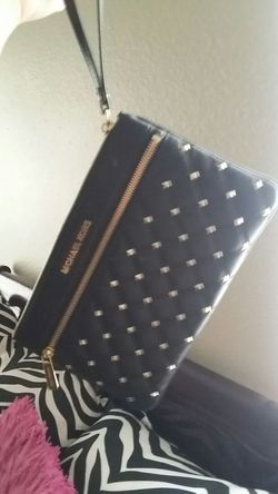 New black and gold wristlet Michael kors no low ballers