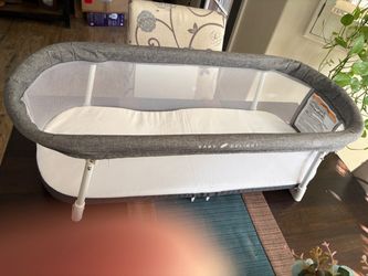 Baby Delight portable bassinet