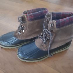 Weatherproof Boots. Snow Boots