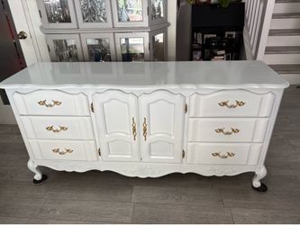 Dresser 6 drawers with middle space in excellent condition