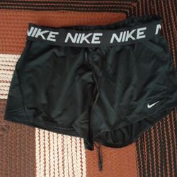 NIKE NEW SPORT SHORT SIZE L