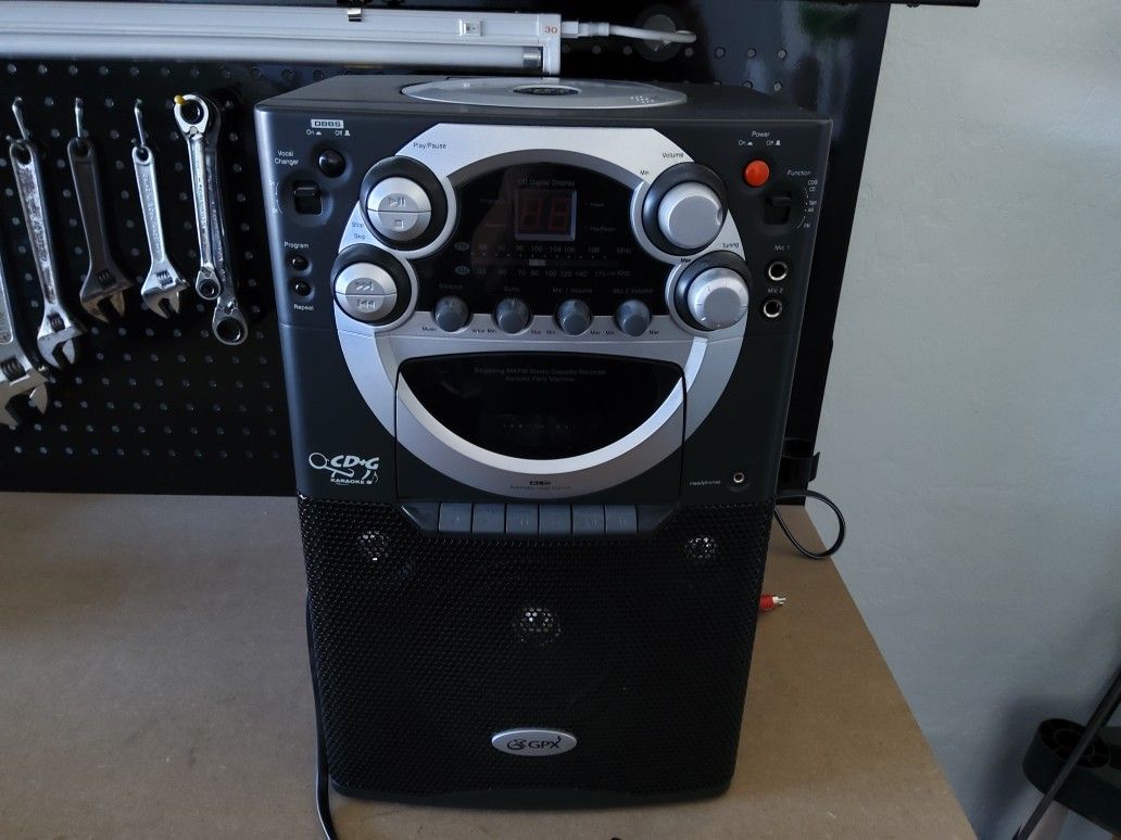 GPX Karaoke Party Machine With Cd's In Case
