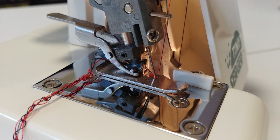Singer Tiny Serger TS380A Comes W/AC Adaptor,Manual,Foot Pedal,Thread for Sale in Chicago, IL