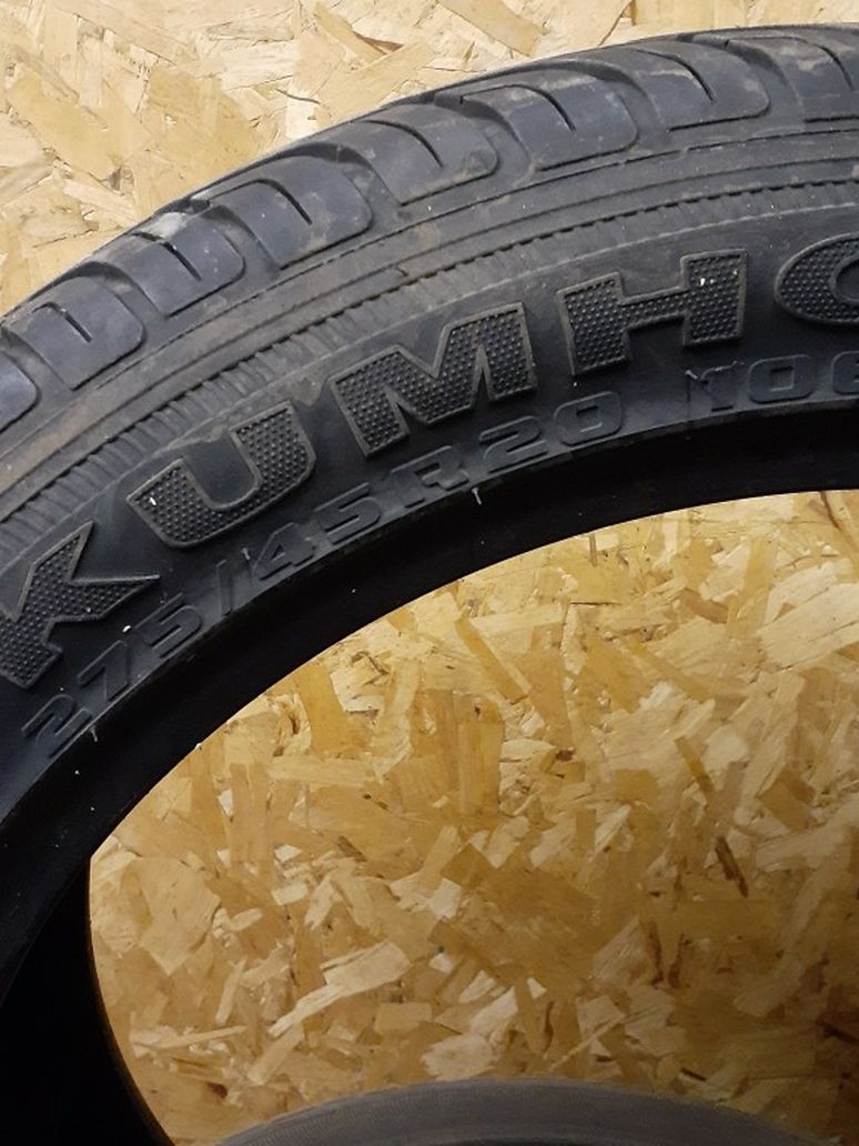 2 Kumho 275/45/20 Tires