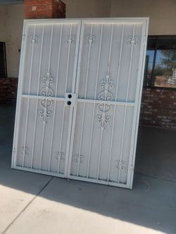 Screent front.  doble door.