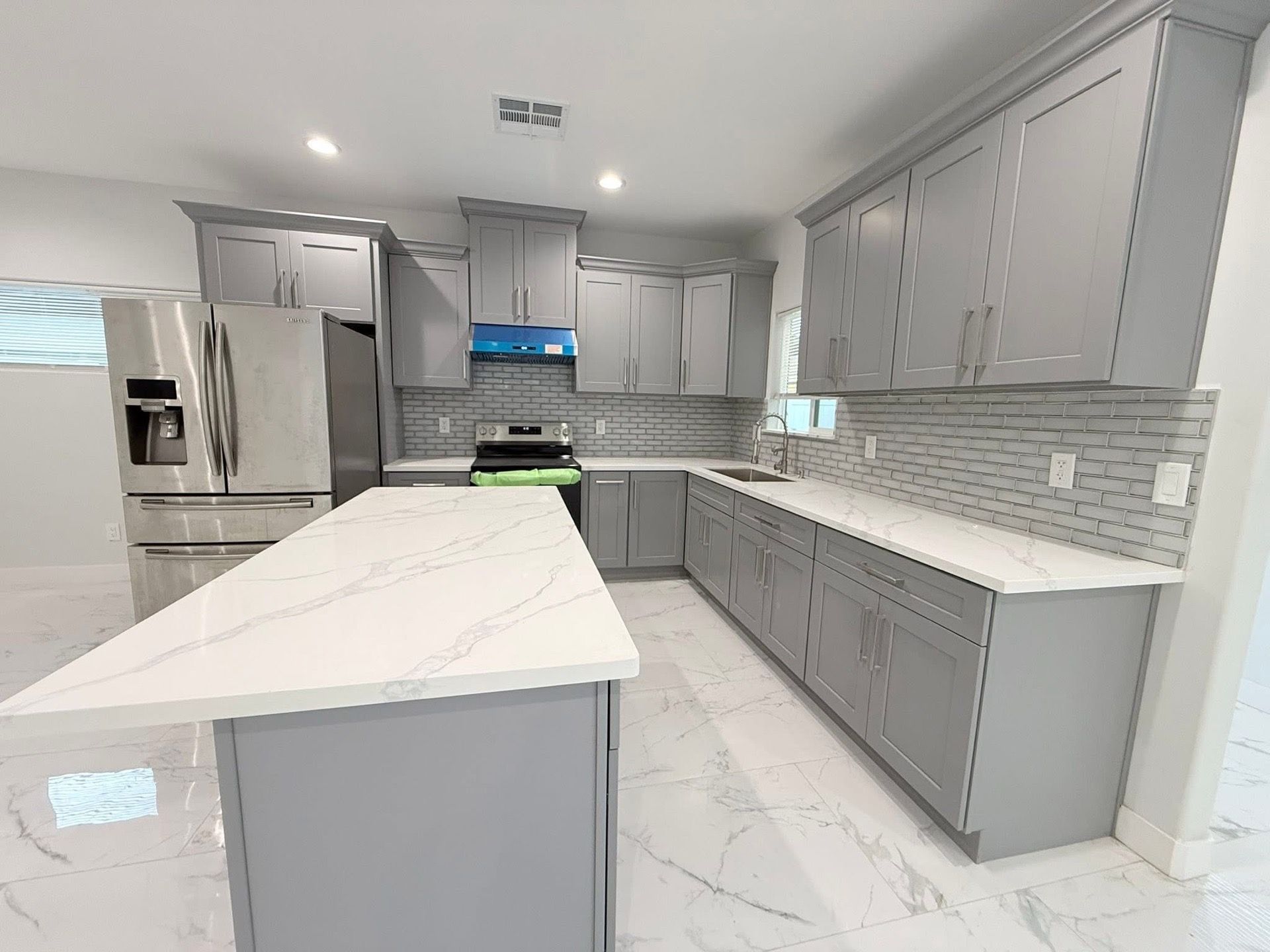 ‼️KITCHEN CABINETS FOR SALE ‼️ 🛑Brand New 🛑10 white Shaker kitchen Cabinets 10x10 standard
