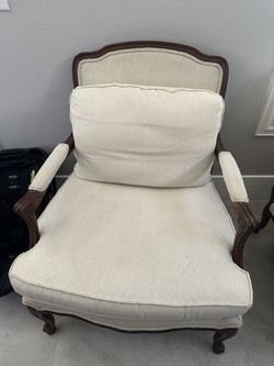Very classic chairs in good condition, super comfortable.