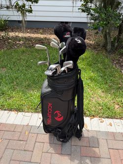 Left handed men’s matching golf club set with matching golf bag.