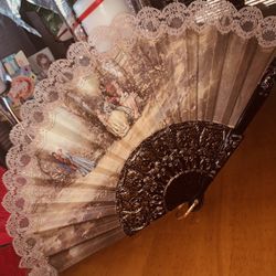 ANTIQUE 17” LACE SILK SCREEN Italian HAND FAN - **MINT CONTITION