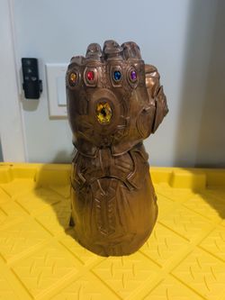 2017 Disney Parks Marvel Avengers Thanos Infinity Plastic Gauntlet Glove