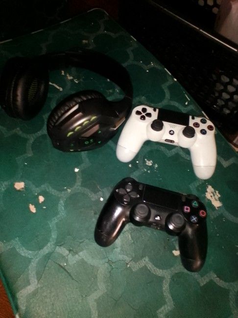 Phoinikas gaming headset & 2 PlayStation Wireless Controllers