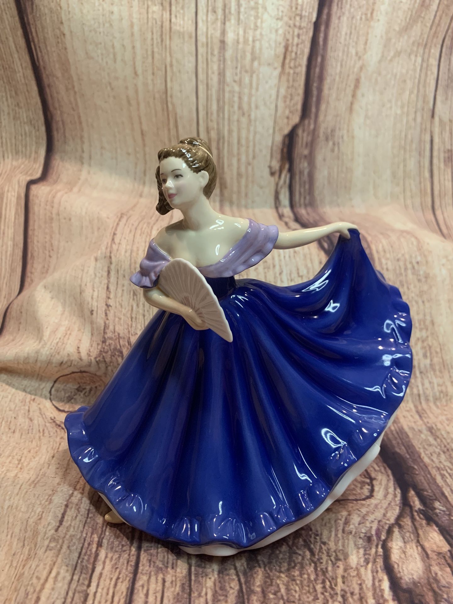 Royal Doulton "Elaine" HN4718 figurine Pretty Ladies series